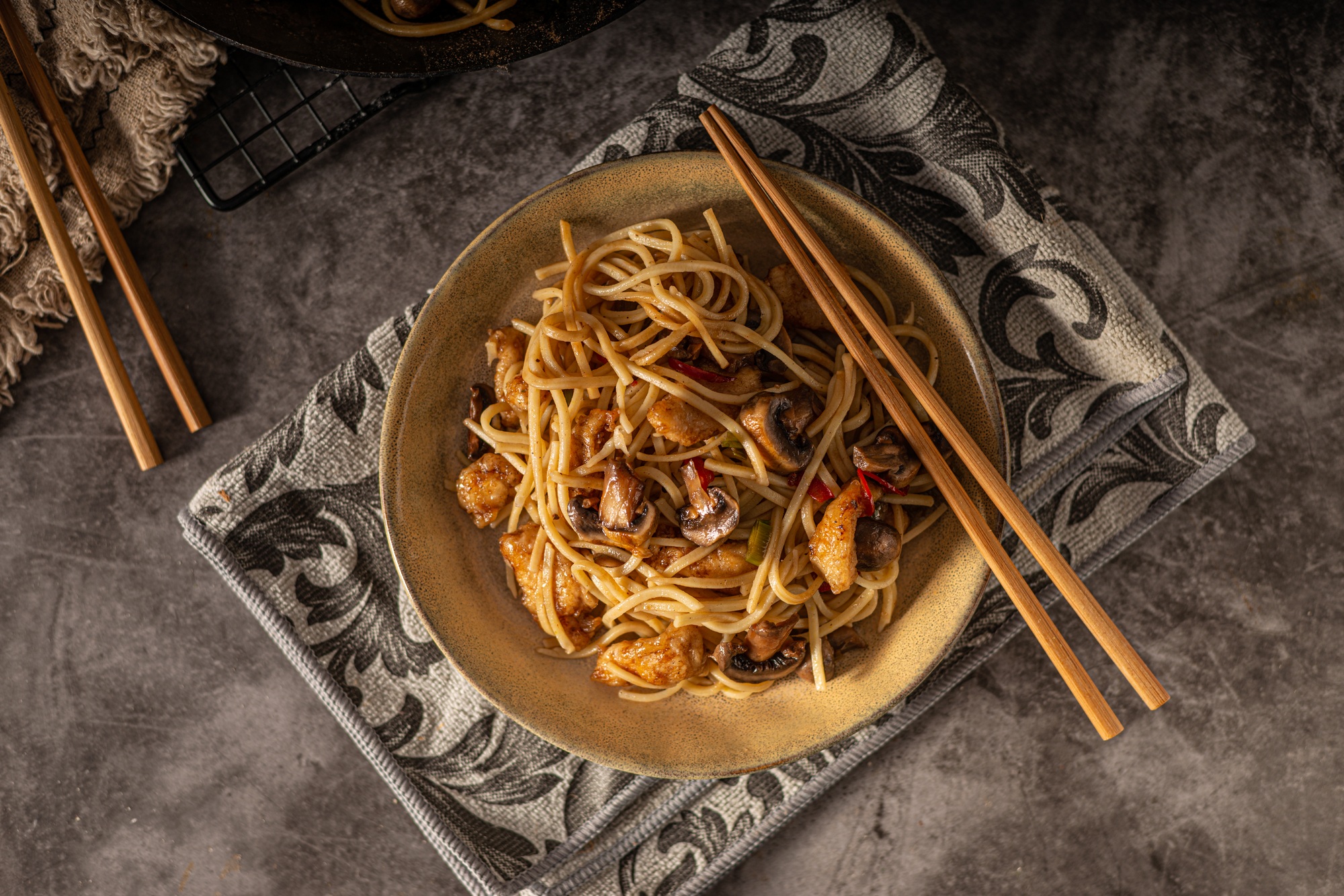 Chinese noodles with chicken